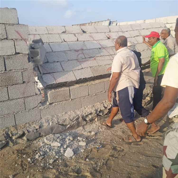 أشغال خورمكسر تنفذ حملة لإزالة التعديات والعشوائيات في منطقة الصولبان