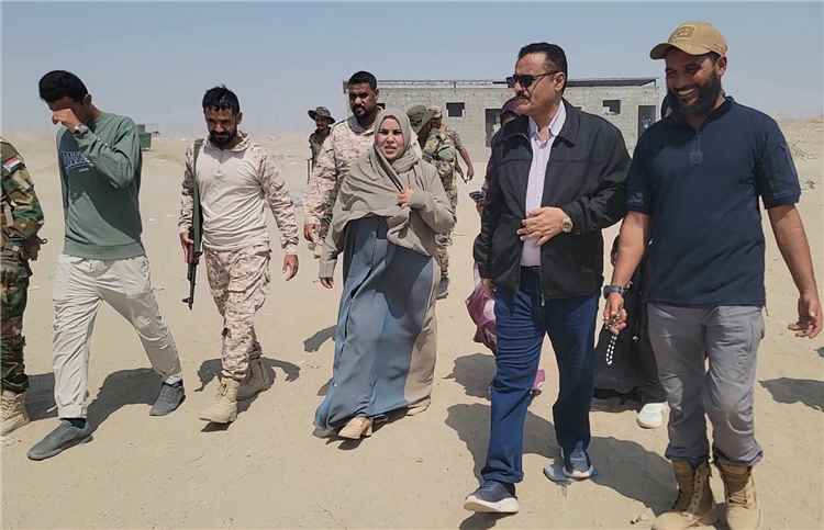 وزير الدولة لشؤون المرأة ومدير عام البريقة يتفقدان مخيم الفردوس ويطلعان على الخدمات المقدمة للنازحين