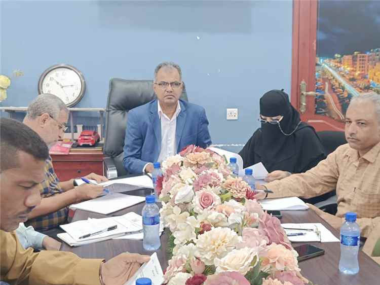 المكتب التنفيذي بمديرية المعلا يناقش تقارير مكاتب الأوقاف والضرائب والواجبات الزكوية