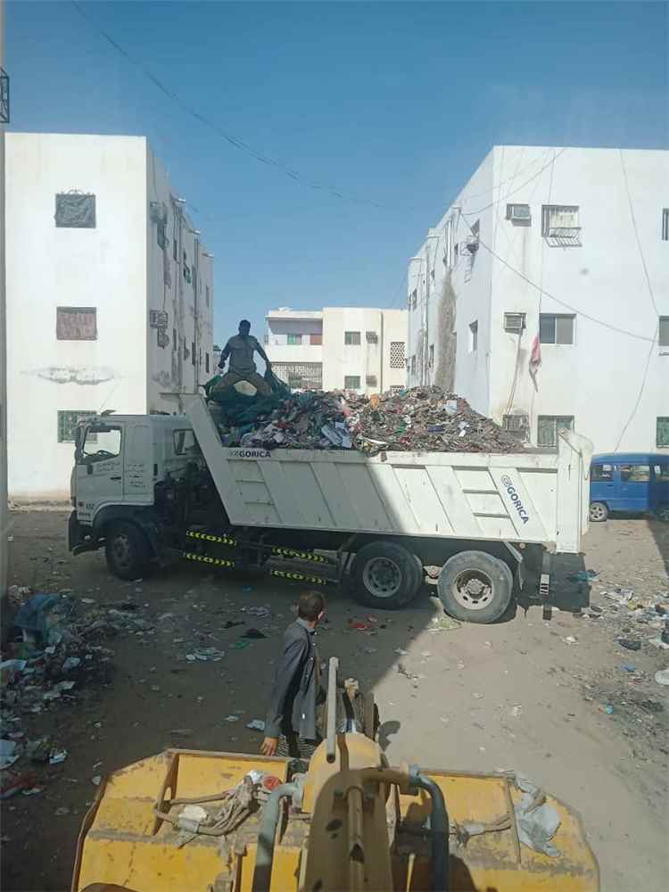 مدينة السلام بدارسعد تشهد نفيد حملة نظافة واسعة لرفع مخلفات القمامة وأكوام الاثربه المتراكمة مند سنوات