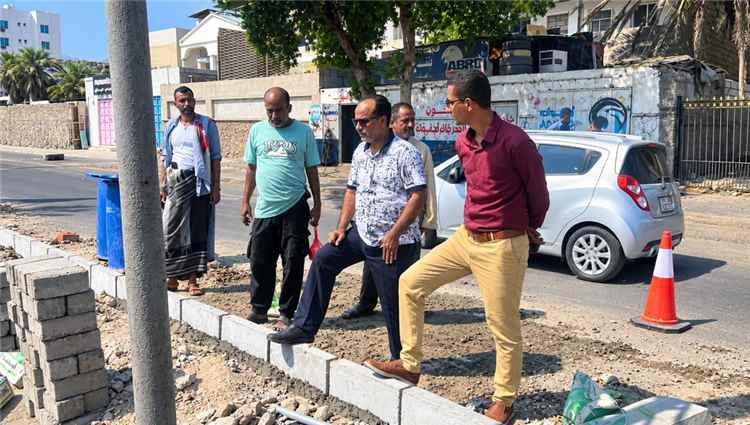 مدير عام خورمكسر يتابع أعمال رفع الأتربة والأحجار ويتفقد مشروع تأهيل الجزيرة الوسطية لشارع ساحل أبين