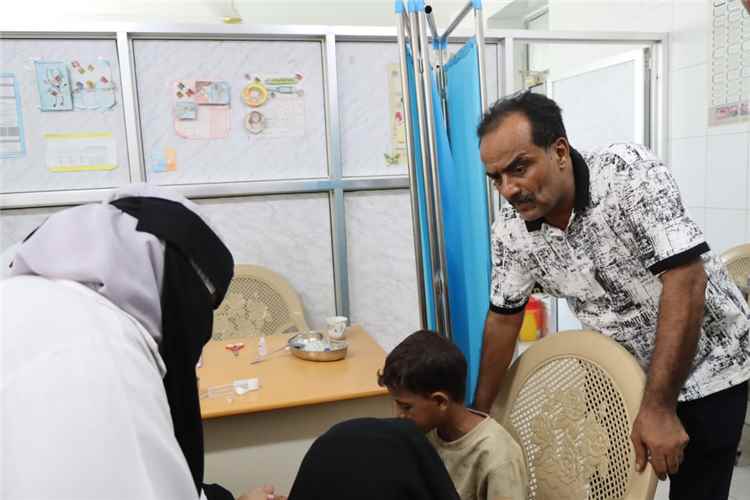 مدير عام خورمكسر يتفقد المجمع الصحي ويتابع تركيب منظومة الطاقة الشمسية المقدمة من السلطة المحلية