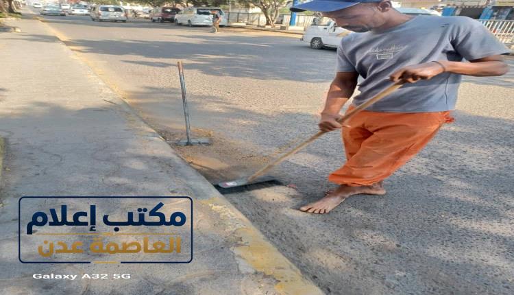 تواصل جهود تحسين المظهر الحضاري بحملة نظافة شاملة في مديرية الشيخ عثمان بالعاصمة عدن
