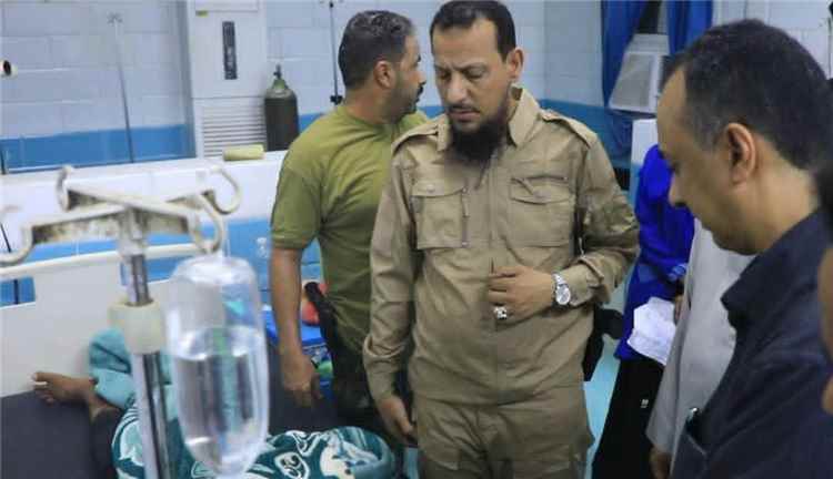 شاهد بالفيديو المحافظ شيخ يتفقد مطار عدن الدولي عقب الاستهداف الصاروخي الحوثي ويوجه بإيواء المسافرين