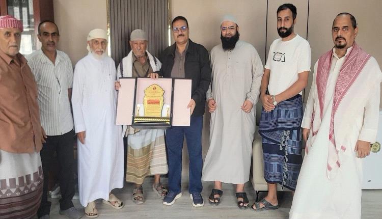مدير عام البريقة يتسلم درعاً تكريمياً من أهالي حي الشهيد أبو اليمامة بمديرية المنصورة