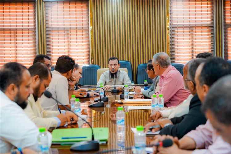 المحافظ شيخ يترأس الاجتماع الدوري لمديري عموم المديريات لمناقشة الأوضاع الخدمية والإنسانية في العاصمة عدن