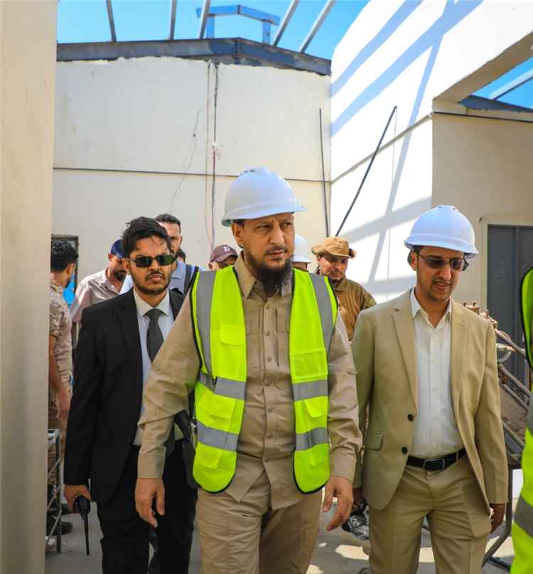 محافظ العاصمة عدن يتفقد سير العمل في مشروع تطوير إدارة البحث الجنائي