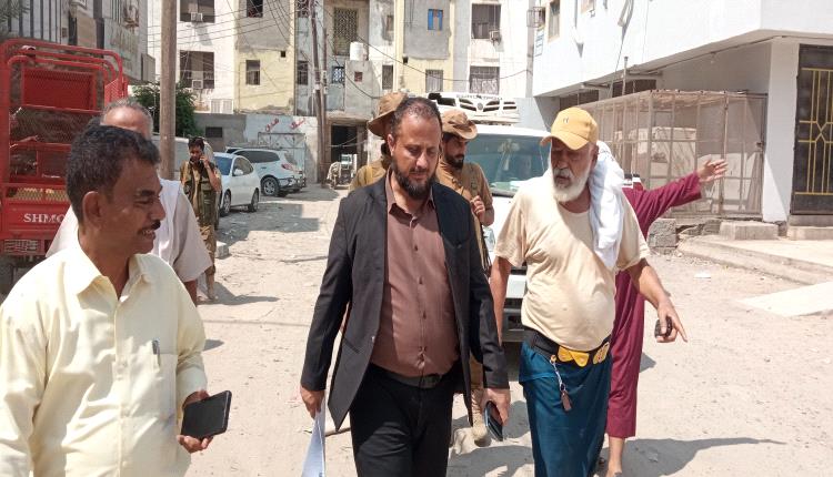 اليزيدي يوجه بإعادة تأهيل شبكة الصرف الصحي وتحسين الطريق والإنارة في بلوك 65 بالمنصورة