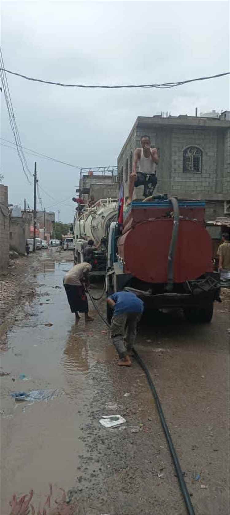 تنفيذا لتوجيهات وزير الدولة محافظ العاصمة عدن ..
فرق الصرف الصحي بالتواهي تواصل فتح ممرات تصريف مياه الأمطار ومعالجة الانسدادات عقب المنخفض الجوي