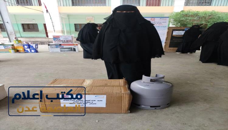 بحضور السلطة المحلية بالشيخ عثمان.. توزيع معدات المشاريع الصغيرة لـ 15 امرأة كدفعة أولية