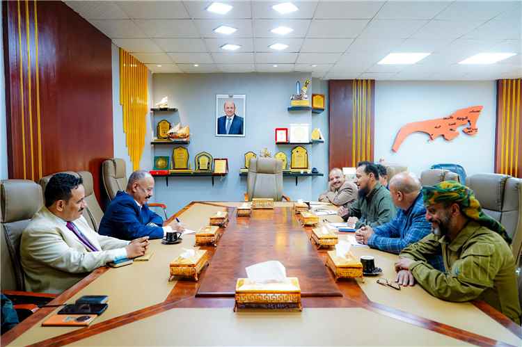 -المحافظ شيخ يناقش مع الوزير حيدرة أوضاع قطاع النقل في العاصمة عدن-