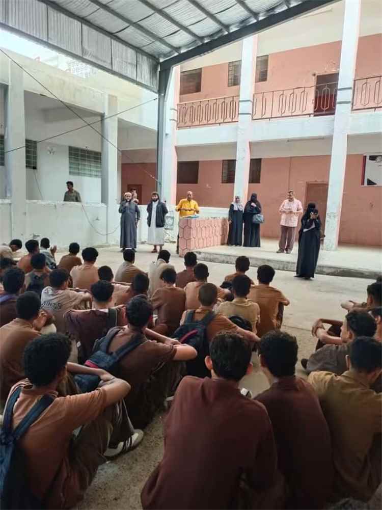 أوقاف المعلا تنفّذ نشاطًا توعويًا لطلاب ثانوية مأرب بعنوان «يا شبابنا احذروا»