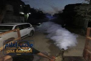 صحة البيئة بالشيخ عثمان تُنفذ حملة رش ضبابي احترازية لمكافحة الحشرات ونواقل الأمراض بالتزامن مع الانخفاض الجوي