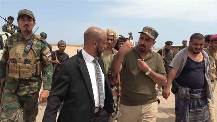 الوكيل المنصوري يتفقد سير عمل قوات طوق عدن لتثبيت الأمن والاستقرار وتسهيل دخول النازحين