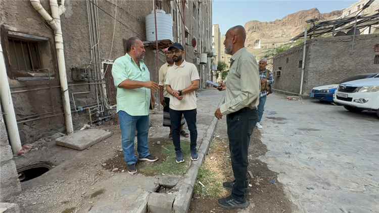 عدن .. بن جرادي وحداد يطلعان على معالجة طفح مياه الصرف الصحي في احياء السكنية - وسالم علي بمديرية صيرة