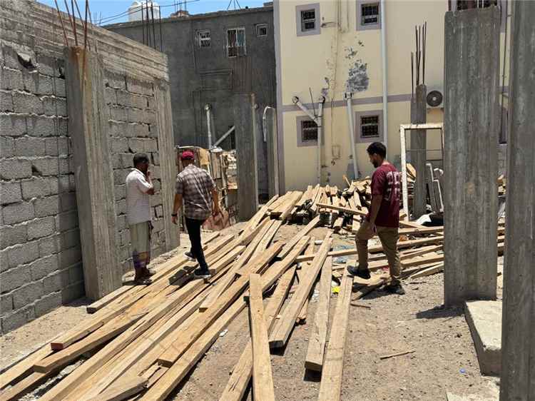 ضبط مواد بناء مخالفة لاستحداث بناء عشوائي في منطقة اللسان بمديرية صيرة بعدن