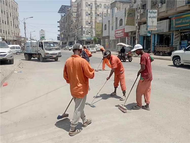 اليزيدي يشرف ميدانيا على حملة واسعة للنظافة وإزالة العوائق في منطقة الدرين