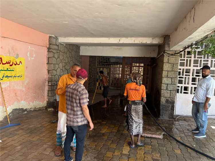 مدير صيرة يشرف على أعمال فتح انسدادات وتصفية مناهل صرف صحي بمدرسة شمسان