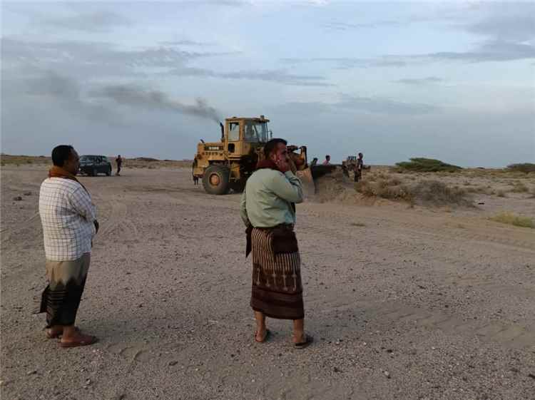 تنفيذًا لتوجيهات المحافظ شيخ.. 
بدء تجهيز مخيم للنازحين غرب العاصمة عدن