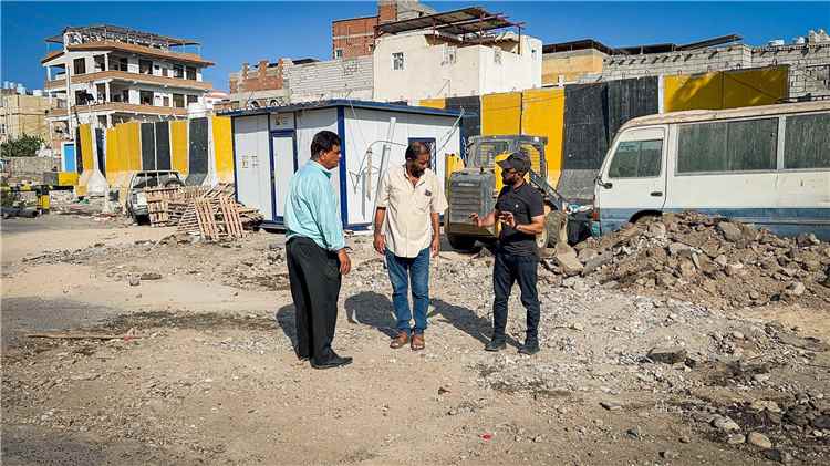 مدير صيرة يطلع على حلول تأهيل طريق البنك المركزي وأعمال الرصف بحي العيدروس