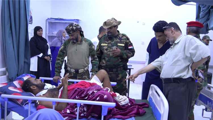 العميد المنصوري يتفقد جرحى التصعيد الحوثي في عدد من مستشفيات العاصمة عدن