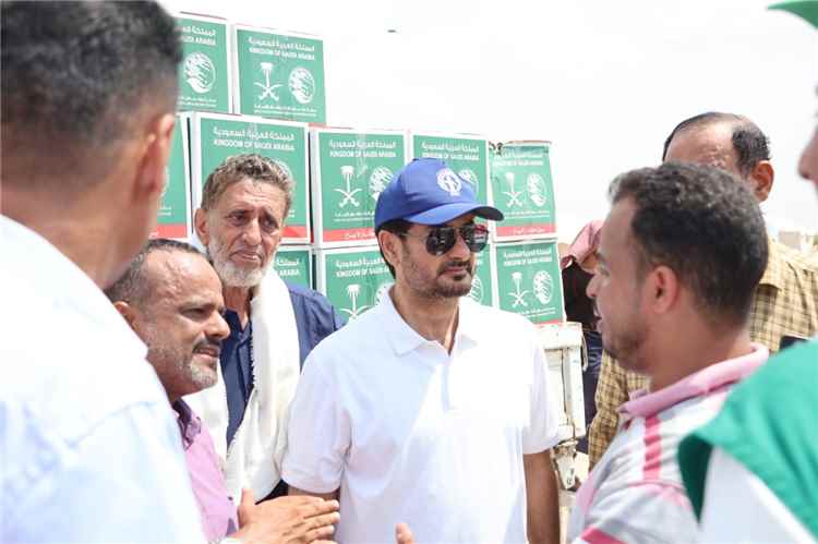 مدير عام إعلام عدن يتفقد مخيم الفردوس ويشيد بمستوى الإنجاز  والجهود المبذولة