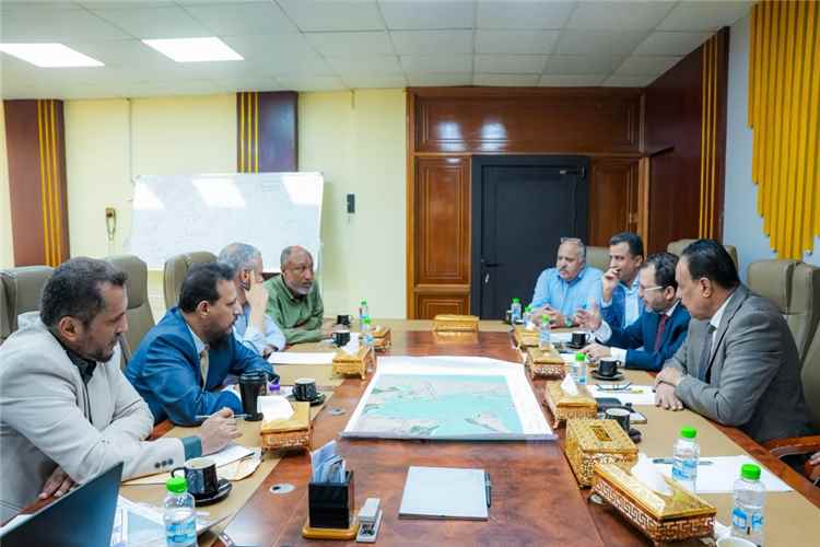 وزير الدولة محافظ العاصمة عدن يناقش مع وزيري الأشغال والكهرباء تسريع تنفيذ عدد من مشاريع الطرق والخدمات المرتبطة بها
