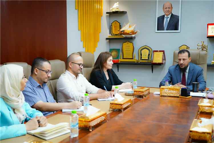 المحافظ شيخ يبحث مع وفد أممي سبل دعم وتمكين المرأة في العاصمة عدن